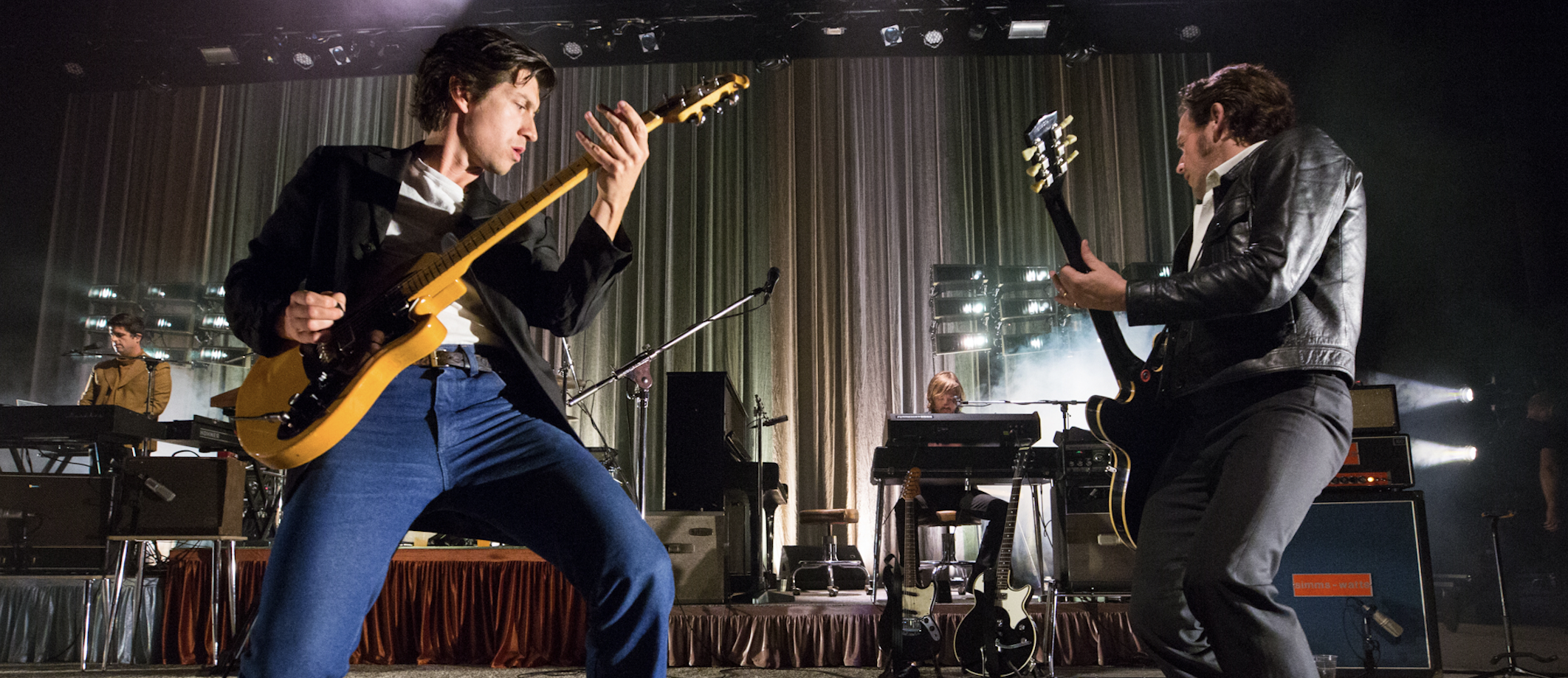 Banda Artic Monkeys brillando en el escenario