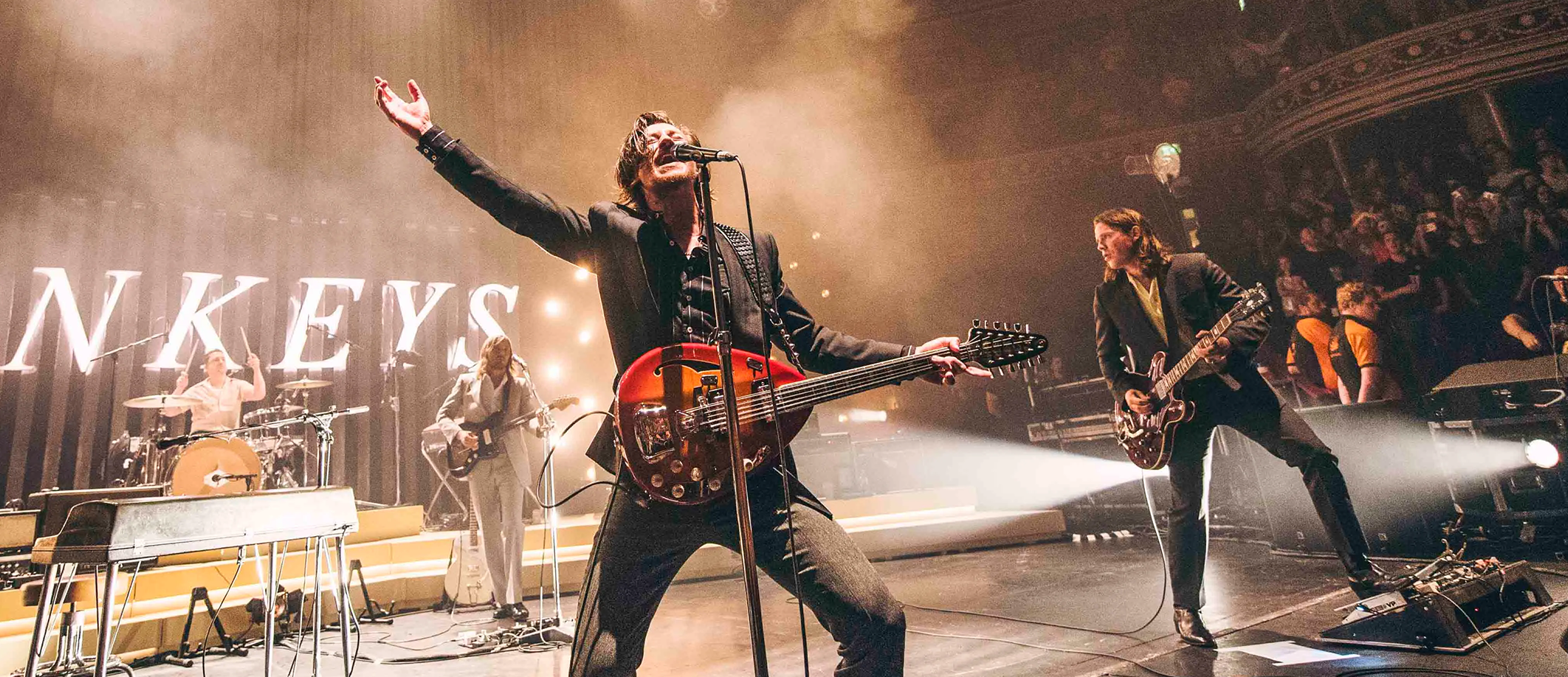 Alex Turner, vocalista de la banda, brillando en el escenario